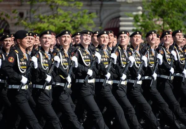 Πεζοναύτες 336-ου ξεχωριστό φύλακες Bialystok ταξιαρχία του στόλου της Βαλτικής κατά την παρέλαση στην Κόκκινη Πλατεία προς τιμήν της ημέρας της νίκης. — Φωτογραφία Αρχείου
