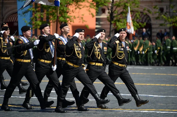 Marines 336-th guardias separados Brigada Bialystok de la flota del Báltico durante el desfile en la plaza roja en honor del Día de la Victoria . — Foto de Stock