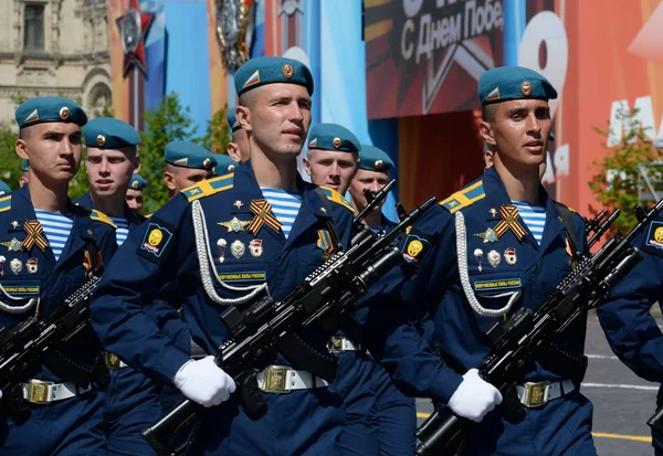 赤の広場戦勝記念日の名誉のパレード中に V. Margelov にちなんで士官候補生リャザン空挺コマンド学校 — ストック写真