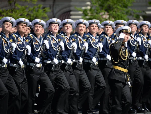 赤の広場戦勝記念日の名誉のパレード中に海軍の工科大学の士官候補生. — ストック写真