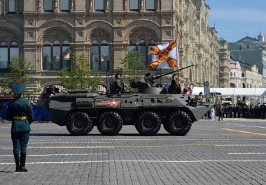  Moskova'da zırhlı personel taşıyıcı Btr-82a kırmızı kare üzerinde zafer geçidi sırasında.