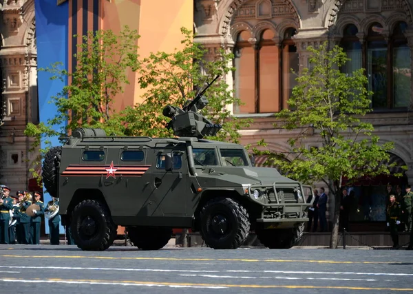 Armored car " Tiger-M "with the combat module" Crossbow " during the parade dedicated to the Victory Day in Moscow. — Stock Photo, Image