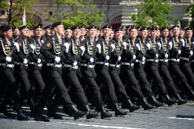   Denizciler 336-th ayrı Muhafızlar Bialystok tugay kırmızı kare üzerinde geçit onuruna Zafer Bayramı sırasında Baltık filonun.