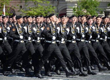   Denizciler 336-th ayrı Muhafızlar Bialystok tugay kırmızı kare üzerinde geçit onuruna Zafer Bayramı sırasında Baltık filonun.