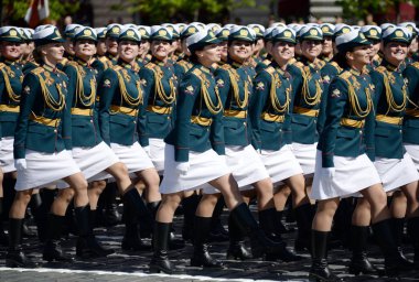   Kızıl Meydan geçit onuruna Zafer Bayramı sırasında kadın öğrenciler.