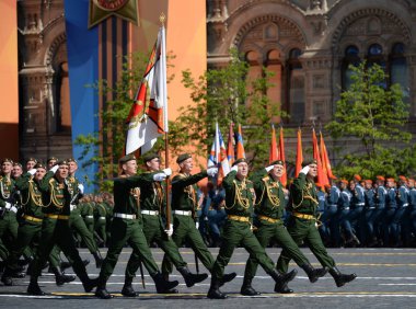  Öğrenciler resmi geçit kırmızı kare üzerinde zafer günü onuruna askeri hava savunma Askeri Akademisi.