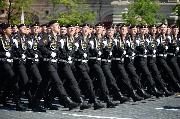 Fuzileiros navais 336-th guardas separados Brigada de Bialystok da frota báltica durante o desfile na praça vermelha em honra do Dia da Vitória . — Fotografia de Stock