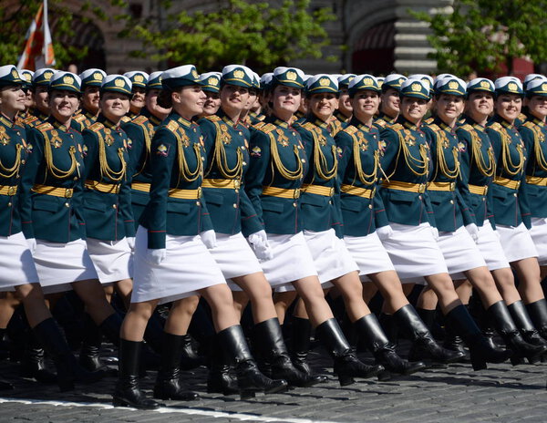   Женщины-курсантки на параде на Красной площади в честь Дня Победы
.