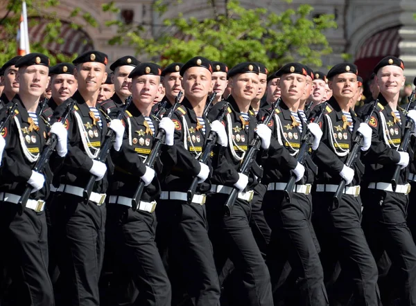 Marinir 336-th penjaga terpisah Bialystok brigade armada Baltik selama parade di alun-alun merah untuk menghormati Hari Kemenangan . — Stok Foto