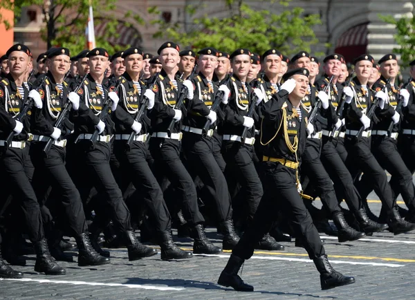 Marines 336-th oddzielne osłony Białystok brygady floty bałtyckiej podczas parady na placu czerwonym z okazji dnia zwycięstwa. — Zdjęcie stockowe
