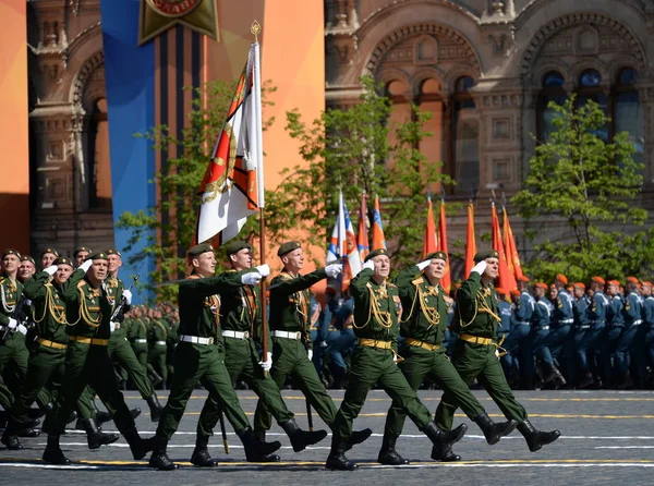 Cadets of the military academy of military air defense on the parade in honor of Victory Day on Red Square. — Stock Photo, Image