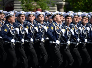 Moskova, Rusya - 09 Mayıs 2018: Öğrenciler Siyah deniz yüksek deniz kırmızı kare üzerinde geçit onuruna Zafer Bayramı sırasında PS Nakhimova sonra adlı okul.