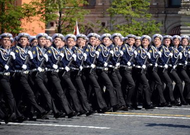 Moskova, Rusya - 09 Mayıs 2018: Öğrenciler Siyah deniz yüksek deniz kırmızı kare üzerinde geçit onuruna Zafer Bayramı sırasında PS Nakhimova sonra adlı okul.