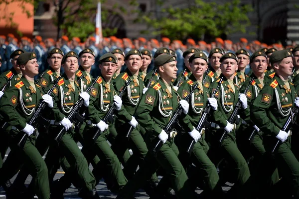 莫斯科 俄罗斯 2018年5月09日 军事学院的军校学员代表陆军将军载波 Khruleva 在游行献给胜利日 — 图库照片