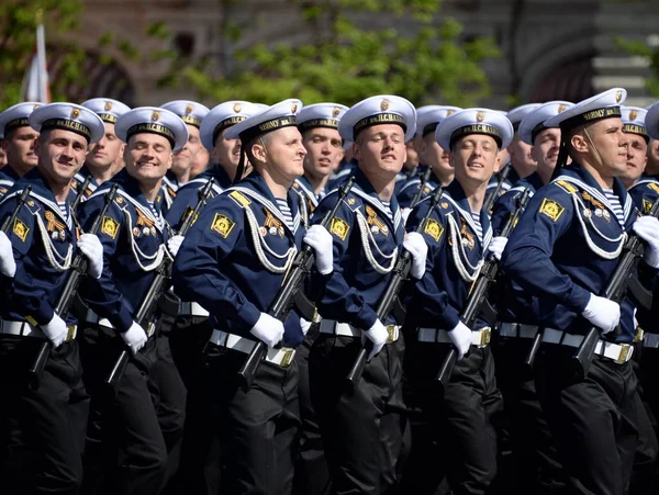 莫斯科 俄罗斯 2018年5月09日 黑海高等海军学校的军校学员命名后 Nakhimova 在红广场游行庆祝胜利日 — 图库照片