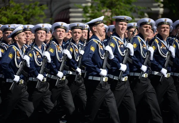 Moskova, Rusya - 09 Mayıs 2018: Öğrenciler Siyah deniz yüksek deniz kırmızı kare üzerinde geçit onuruna Zafer Bayramı sırasında PS Nakhimova sonra adlı okul.