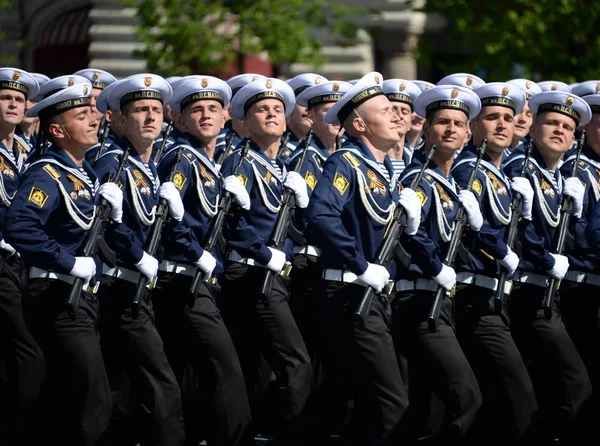 Moskova, Rusya - 09 Mayıs 2018: Öğrenciler Siyah deniz yüksek deniz kırmızı kare üzerinde geçit onuruna Zafer Bayramı sırasında PS Nakhimova sonra adlı okul.