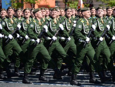  Zafer günü için kırmızı kare üzerinde özel geçit töreni sırasında AF Mozhaisky sonra öğrenciler, Askeri Uzay Kampı adında.