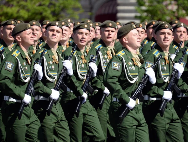 Cadetes de la Academia Espacial Militar llevan el nombre de A.F. Mozhaisky durante el desfile, dedicado al Día de la Victoria en la Plaza Roja . — Foto de Stock