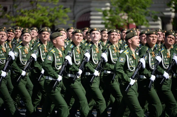 Cadetti dell'Accademia Spaziale Militare dal nome di A.F. Mozhaisky durante la sfilata, dedicata alla Giornata della Vittoria sulla Piazza Rossa . — Foto Stock