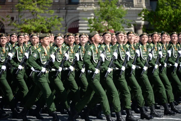 군 공간 아카데미의 사관 생도 퍼레이드, 붉은 광장에서 승전 기념일에 전념 하는 동안 A.F. Mozhaisky 이름을 따서. — 스톡 사진