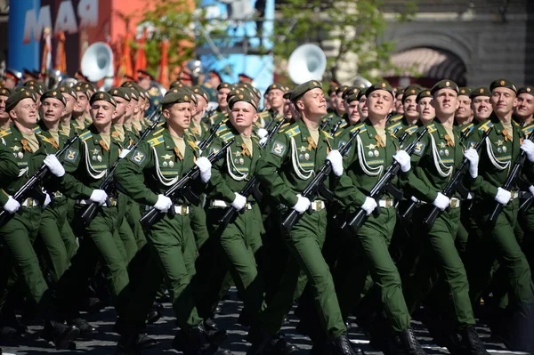 Cadetes de la Academia Espacial Militar llevan el nombre de A.F. Mozhaisky durante el desfile, dedicado al Día de la Victoria en la Plaza Roja . —  Fotos de Stock