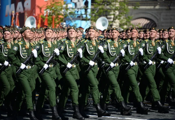 Cadetes de la Academia Espacial Militar llevan el nombre de A.F. Mozhaisky durante el desfile, dedicado al Día de la Victoria en la Plaza Roja . —  Fotos de Stock