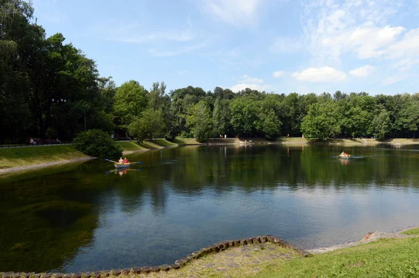  Moskova parkta Ostankino gölet.
