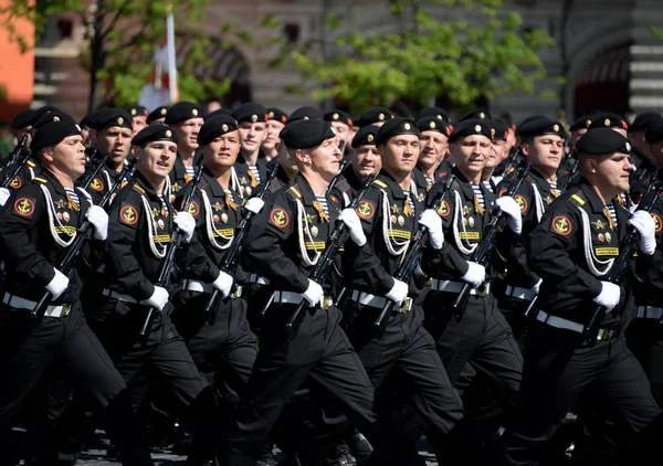 Mariniers van de Kirkenes rode Banner Brigade van de noordelijke vloot tijdens de parade op het Rode plein ter ere van de dag van de overwinning. — Stockfoto