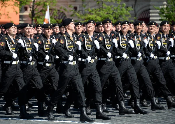 Морские пехотинцы Киркенесской бригады Северного флота во время парада на Красной площади в честь Дня Победы . — стоковое фото