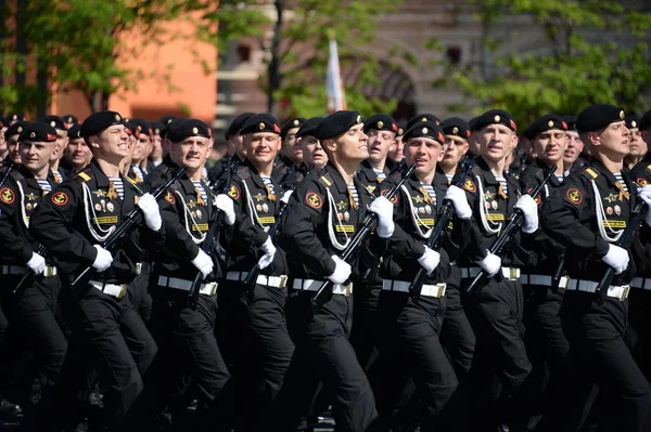 Marines of the Kirkenes Brigata Bandiera Rossa della Flotta Settentrionale durante la parata sulla Piazza Rossa in onore del Giorno della Vittoria . — Foto Stock