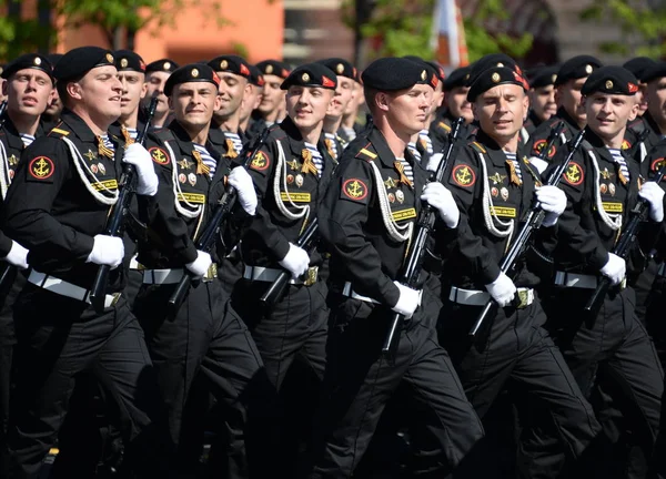 Marines of the Kirkenes Brigata Bandiera Rossa della Flotta Settentrionale durante la parata sulla Piazza Rossa in onore del Giorno della Vittoria . — Foto Stock