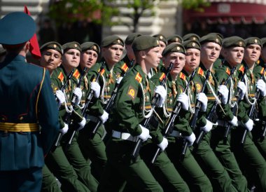  Moskova daha yüksek Komutanlığı Okulu kırmızı kare üzerinde geçit onuruna Zafer Bayramı sırasında öğrenciler.