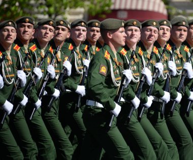  Moskova daha yüksek Komutanlığı Okulu kırmızı kare üzerinde geçit onuruna Zafer Bayramı sırasında öğrenciler.