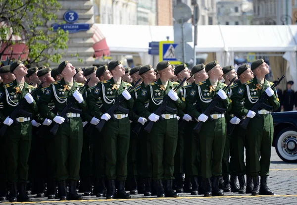 Кадеты Военно-космической академии имени А.Ф. Можайский во время парада, посвященного Дню Победы на Красной площади . — стоковое фото