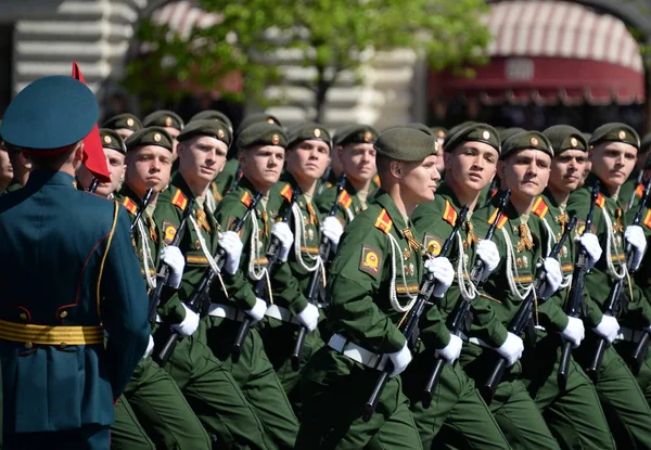  Moskova daha yüksek Komutanlığı Okulu kırmızı kare üzerinde geçit onuruna Zafer Bayramı sırasında öğrenciler.