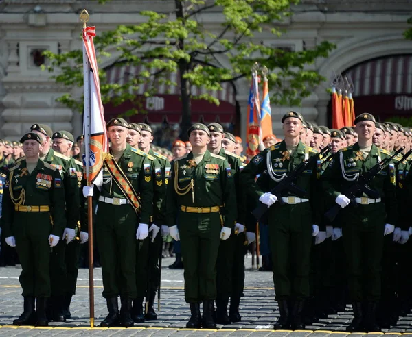 军事太空学院的军校学员命名在打个招呼 Mozhaisky 在游行期间, 献身于胜利天在红色正方形. — 图库照片