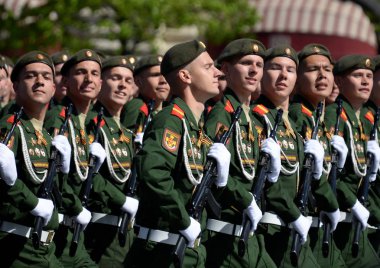  Kızıl Meydan geçit onuruna Zafer Bayramı sırasında tüfek Sevastopol tugay ayrı bir muhafız askerleri motorlu.