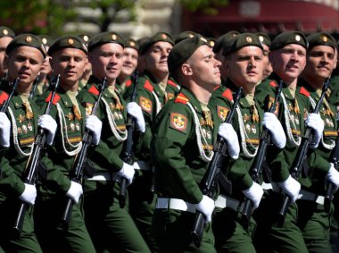  Kızıl Meydan geçit onuruna Zafer Bayramı sırasında tüfek Sevastopol tugay ayrı bir muhafız askerleri motorlu.