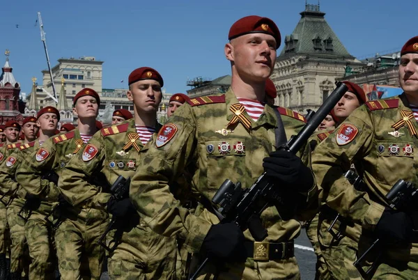 Soldados de una división separada que lleva el nombre de las tropas de la guardia nacional de Dzerzhinsky en el desfile en la plaza roja en honor al día de la Victoria . — Foto de Stock