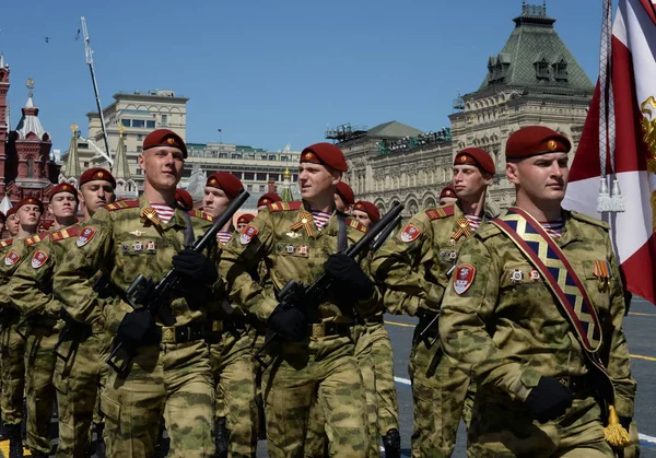 Soldados de uma divisão separada com o nome de tropas da guarda nacional de Dzerzhinsky no desfile na praça vermelha em honra do dia da Vitória . — Fotografia de Stock