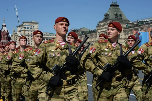 Στρατιώτες της ένα ξεχωριστό τμήμα ονομάστηκε Ντζερζίνσκι εθνική φρουρά στρατεύματα στην παρέλαση προς τιμήν της ημέρας της νίκης στην Κόκκινη Πλατεία. — Φωτογραφία Αρχείου