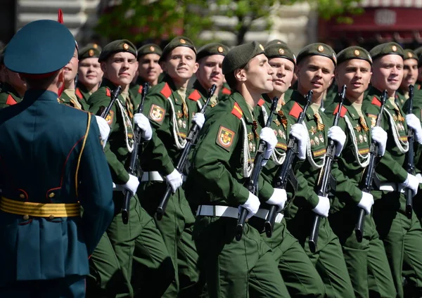 Soldiers of a separate guards motorized rifle Sevastopol brigade during the parade on Red Square in honor of the Victory Day. — Stock Photo, Image