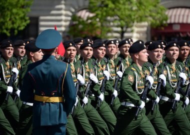  Zafer Bayramı sırasında Kızıl Meydan geçit onuruna Cantemir bölümü askerler 4 muhafız tank.