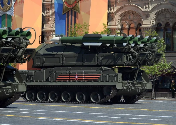 Protiletadlové rakety komplexu "Buk-M2" během vojenské přehlídky na Rudém náměstí na počest den vítězství. — Stock fotografie