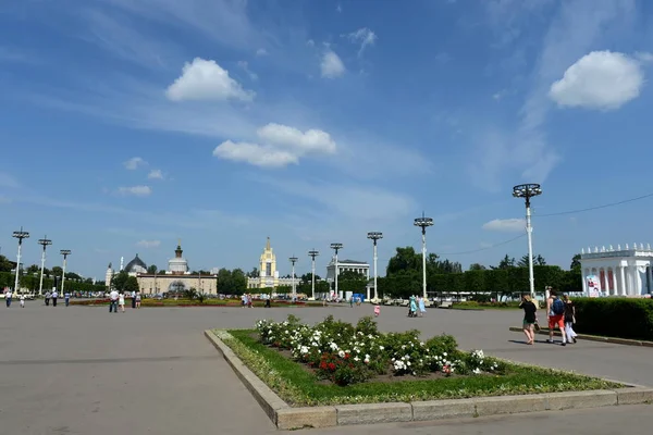 Квадрат Дружби народів в Всеросійського виставкового центру в Москві. — стокове фото