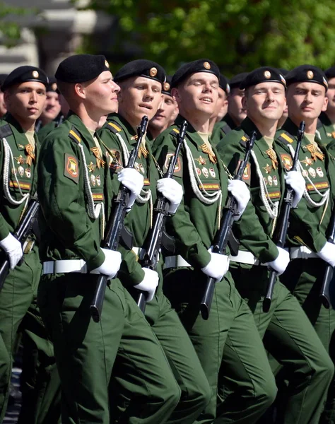 4. őrök katonák tartály Cantemir osztás során a felvonulás a Vörös téren tiszteletére győzelem napja. — Stock Fotó