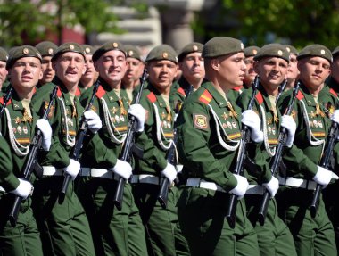  2 muhafız motorlu tüfek Taman Division askerleri kırmızı kare üzerinde geçit onuruna Zafer Bayramı sırasında.