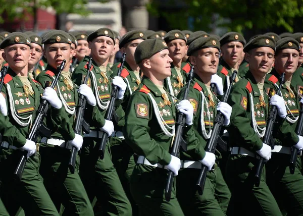 第二士兵在红广场游行期间为纪念胜利日, 机动步枪. — 图库照片