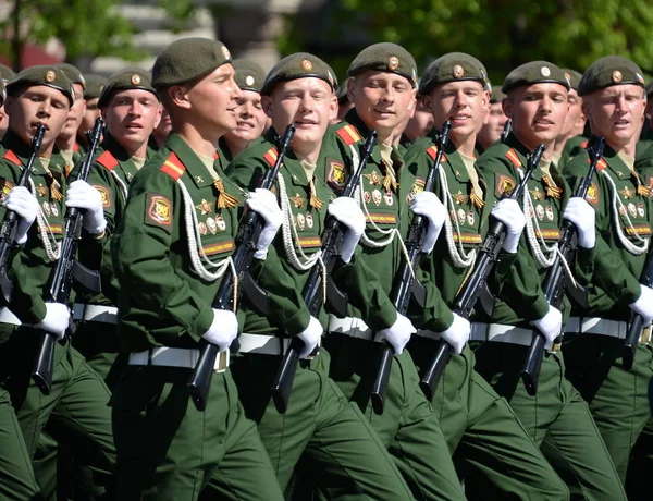  2 muhafız motorlu tüfek Taman Division askerleri kırmızı kare üzerinde geçit onuruna Zafer Bayramı sırasında.
